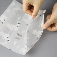 Sac d'emballage personnalisé en PE refermable avec fermeture éclair pour t-shirts, chaussures et vêtements, avec fermeture autocollante, logo imprimé transparent, design givré
