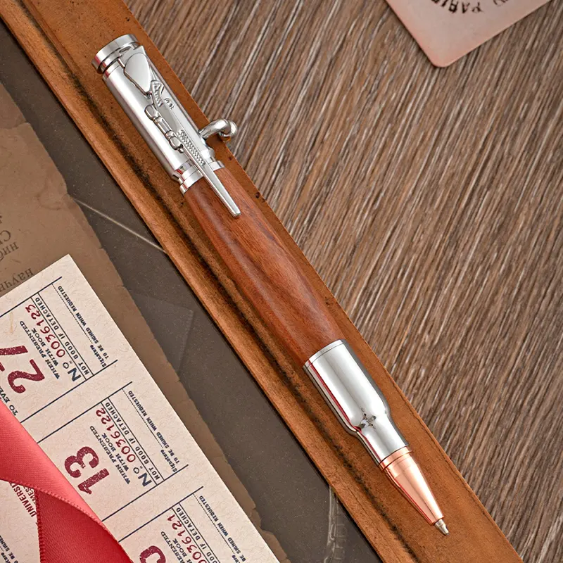 قلم تكتيكي متعدد الوظائف للبيع بالجملة قلم حركة رخيص على شكل رصاصة مسدس معدني مشبك قلم حبر جاف
