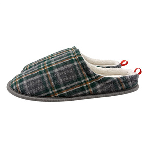 Chaussons d'hiver pour hommes en tissu écossais avec mousse à mémoire de forme et doublure en polaire douce, pantoufles décontractées à enfiler pour la maison - Product Image 3