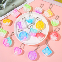 Porte-clés en silicone personnalisé anti-rongeurs, mini-pionnier de dessin animé, breloque de sac à dos, jouet anti-stress, cadeau de fête pour la maternelle
