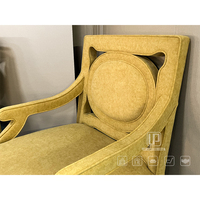 Fauteuil d'appoint de luxe de haute qualité avec dossier ovale découpé, en tissu jaune rembourré, pour salon