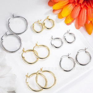 ต่างหูห่วงสแตนเลสสตีลเคลือบ PVD สีทองแบบมินิมอล |   มีหลายขนาดให้เลือก กันน้ำ ป้องกันอาการแพ้ และไม่ซีดจาง - Product Image 2