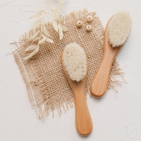 Brosse à cheveux en bois pour bébé à faible MOQ avec poils de chèvre naturels doux pour le traitement des croûtes laitières du nouveau-né et le massage du cuir chevelu