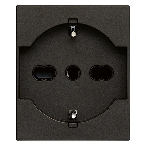เต้ารับอเนกประสงค์สีดำ 2P+T 16A ขนาด 5.2x4.3x5.6 ซม. สำหรับใช้ภายในอาคาร - Product Image 1