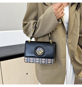 Bolso de mano cruzado de un solo hombro de lujo con logotipo de letra en relieve de moda de estilo francés de lujo pequeño bolso cuadrado para mujer - Product Image 4