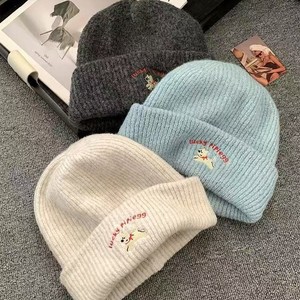 Gorros de punto personalizados para mujer, de invierno, con bordado, elásticos, con pompón, de calidad superior, con diseño de perro lindo y ancho. - Product Image 3
