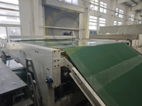 Machine à superposer les fibres non tissées pour atteindre la largeur et l'épaisseur requises pour les feutres et les matelas