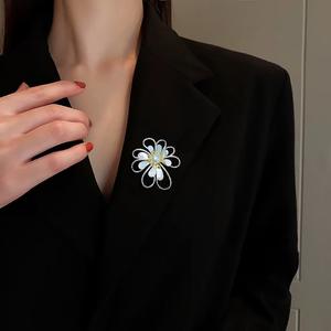 Broche en perle d'eau de mer blanche australienne pour femmes, design papillon mignon et élégant, broche élégante pour les occasions de cadeaux - Product Image 4