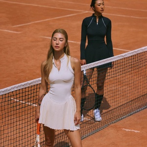Robe de sport de tennis personnalisée pour l'automne et l'hiver, blanche, à séchage rapide, avec col polo, demi-zip, manches longues amovibles et short intégré - Product Image 3