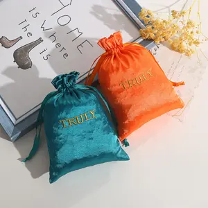 कढ़ाई लोगो के साथ उच्च गुणवत्ता वाले साटन फैब्रिक ड्रॉस्ट्रिंग लैवेंडर पाउच बैग नीले और नारंगी कस्टम डस्ट साटन बैग