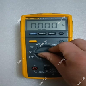 Multímetro digital con pantalla remota Fluke 233 usado - Product Image 4