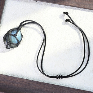 Pendentif en labradorite naturelle chatoyante sur cordon, cristaux de guérison, collier pendentif pour cadeau - Product Image 1