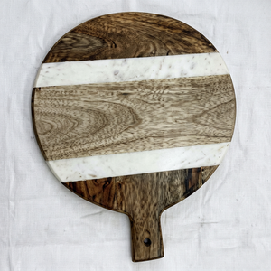 Planche à découper ronde en marbre et bois avec poignée, plateau de service pour charcuterie et fromages, finition naturelle - Product Image 1