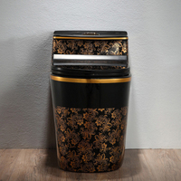 Sanitaires de luxe, cuvette de toilette noire et dorée, porcelaine de salle de bain, toilette monobloc, toilette noire et dorée