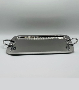 Elegante bandeja rectangular de acero inoxidable con asas para servir alimentos y bebidas - Product Image 1