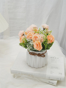 Arreglo de Flores Artificiales en Jarrón de Cerámica Blanco con Rosas Rosa Melocotón y Hojas Verdes para Decoración de Escritorio Interior - Product Image 2