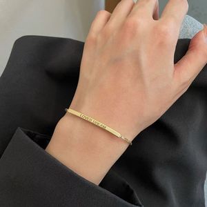 สร้อยข้อมือสแตนเลสสตีลชุบทอง 18K ดีไซน์เรียบง่ายสำหรับผู้หญิง ของขวัญเครื่องประดับแฟชั่น - Product Image 5