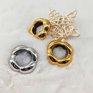 Estilo europeo y americano Ins personalidad flor hueca anillo geométrico liso anillo de lujo ligero para mujer joyería - Product Image 2