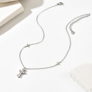 Collar de Cruz con Incrustaciones de Circonio en Acero Inoxidable, Unisex, Moderno y de Moda, Diseño Simple y Atípico - Product Image 2