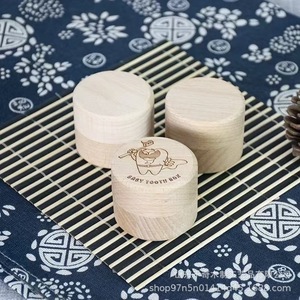 Caja redonda de madera de haya para guardar dientes de leche para niños y niñas, con diseño tallado. - Product Image 3