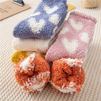 Chaussettes douillettes pour femmes, idéales pour l'hiver, le sommeil, le sol ou la maison, en velours corail, motif cœur, chaussettes moelleuses en polaire corail pour Noël