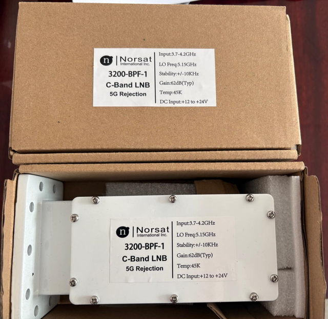 Low Noise C-Band PLL LNB 3.7-4.2 GHz Frequency Range with ±10 kHz Frequency Stability