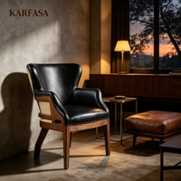 Fauteuil d'appoint moderne du milieu du siècle en cuir avec dossier haut, garniture cloutée, structure en bois et panneau latéral en rotin pour salon et bureau à domicile