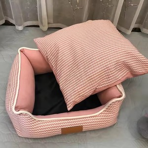 Cama cuadrada suave para gatos con cojín extraíble y lavable en colores rosa, gris y beige para uso en interiores, sofá cómodo para mascotas para todas las estaciones. - Product Image 1