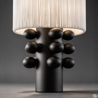 Lampe de chevet élégante de haute qualité, base sphérique en métal, abat-jour en crêpe crème, style mid-century.
