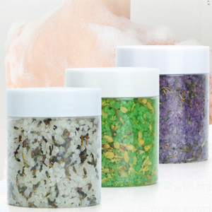 Sels de bain à la rose avec pétales de fleurs séchées, bain floral de luxe, végan et sans cruauté, soin hydratant doux pour une utilisation en spa à domicile - Product Image 2