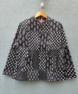 Veste sans manches matelassée noire imprimée à la main de style indien pour femme, best-seller de l'hiver, cadeau pour elle - Product Image 1