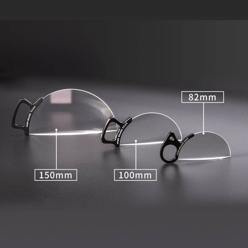 Dioptrique fendu tenu dans la main