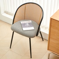 Chaise de salle à manger moderne en métal avec revêtement en cuir pour restaurants, cafés, hôtels et écoles - Durable et écologique, dossier et accoudoirs inclus