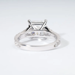 Anillo de compromiso con diamante de laboratorio de corte princesa y redondo de 3.36 CT certificado por IGI, con banda de compromiso de media eternidad de oro macizo de 18K. - Product Image 2