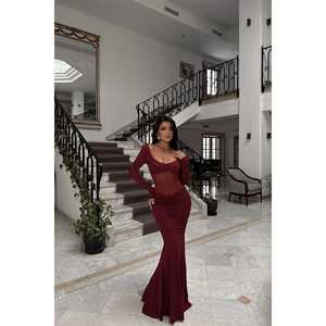 Robe de soirée longue bordeaux coupe trapèze avec détail transparent sur le devant, ornée de perles, de fleurs et de plumes, idéale pour les soirées formelles - Product Image 5