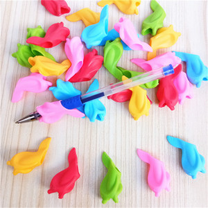 Empuñadura de lápiz de silicona ecológica con diseño de pez y delfín para corrección de escritura de estudiantes para niños - Product Image 3