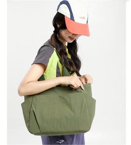 Sac à bandoulière simple de grande capacité en nylon léger et résistant à l'eau, sac à main, sac bandoulière, sac fourre-tout pour femme. - Product Image 2