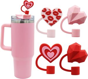NOUVEAU Cache-pailles anti-poussière en silicone/PVC en forme de cœur rouge pour gobelets de 30/40 oz, embouts de 10 mm (0,4 po) compatibles, cadeaux amusants pour amoureux et couples - Product Image 1