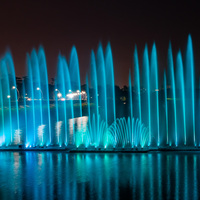 Fontaine musicale d'extérieur DEWY 1M en acier inoxydable moderne avec jets d'eau LED pour la rue piétonne et les places publiques