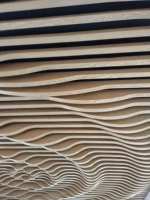 Panneaux de plafond en aluminium revêtus de grain de bois personnalisé, système de plafond métallique décoratif, fourniture d'usine