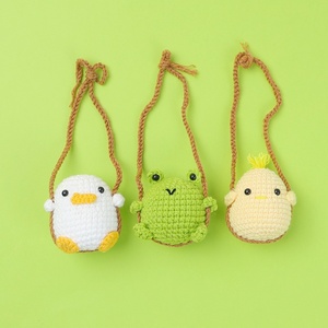Pendentif canard en laine fait main au crochet, motif animal mignon, décoration pour rétroviseur de voiture, style Art Déco pour sacs d'école - Product Image 1