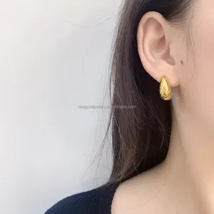Beliebte einfarbige Messingohrringe goldene Farbe plattierte Messingohrringe einfaches Tropfenform-Design-Ohrringe für täglichen Frauengebrauch Großhandel