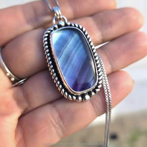 Colgante de plata de fluorita púrpura minimalista de diseño elegante hecho a mano, joyería fina de inspiración vintage con plata de ley - Product Image 1