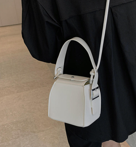 Bolso bandolera versátil con diseño personalizado, bolso pequeño informal y moderno, bolso tote. - Product Image 2