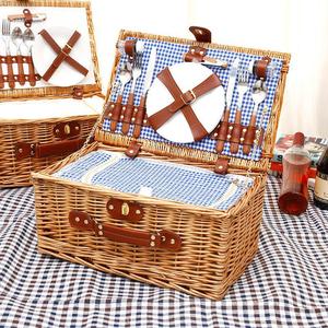 Cesta de Regalo Navideña de Mimbre Natural de Lujo - Cesta de Picnic Impermeable con Plato y Cubiertos Incluidos - Product Image 3