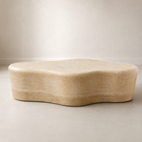 Table basse en travertin beige crème moderne et architecturale avec support en pierre courbé pour salle de bain et salon