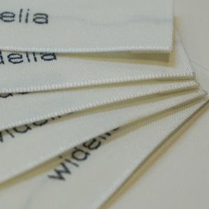 ป้ายโลโก้แบรนด์เสื้อผ้าทอแบบกำหนดเอง รูปทรงสี่เหลี่ยมผืนผ้า ทำจากผ้าฝ้าย ไม่มีขอบตัด สำหรับเสื้อผ้า กระเป๋า รองเท้า - Product Image 1