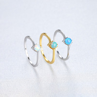 Bagues en argent sterling S925 plaqué or avec opale bleue ronde, bague classique à quatre griffes, bagues en opale pour femmes
