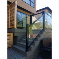 Rampe en aluminium Prima avec verre trempé pour balustrade extérieure, idéale pour escaliers résidentiels et balcons.