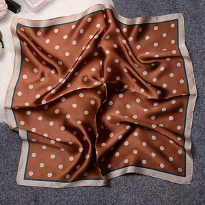 Sciarpa di Lusso per <span class=keywords><strong>Donna</strong></span> in Seta Sintetica Personalizzabile all'Ingrosso, Accessori con Stampa a Colori, Foulard Quadrato in Raso di Seta - Product Image 3